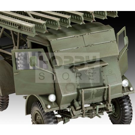 Revell BM-13-16 a WOT 8-on 1:35 harcjármű makett 03338R