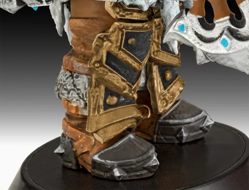 Revell World of Warcraft The Orc Thrall – 1:16 figura makett