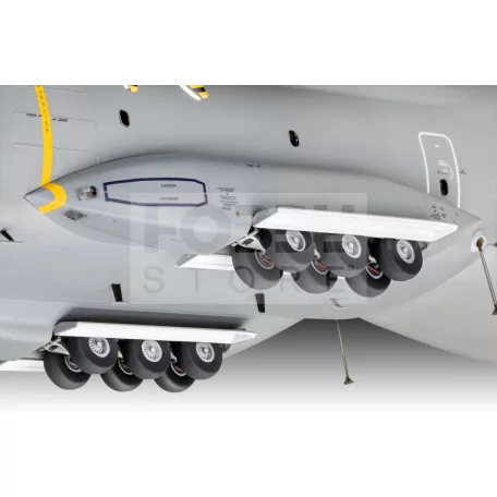 Revell Airbus A400M Atlas RAF 1:72 repülő makett 03822R