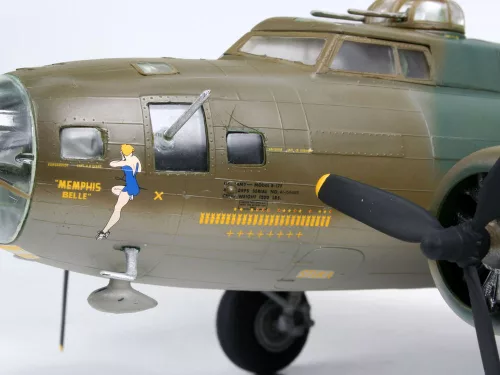 Revell B-17F Memphis Belle – 1:48 repülőgép makett