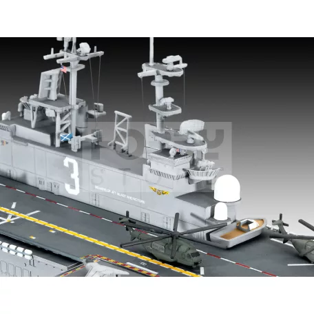 Revell Assault Carrier USS WASP CLASS 1:700 hajó makett 05178R