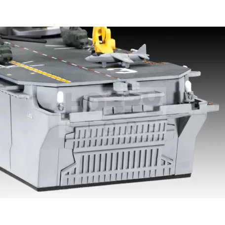 Revell Assault Carrier USS WASP CLASS 1:700 hajó makett 05178R