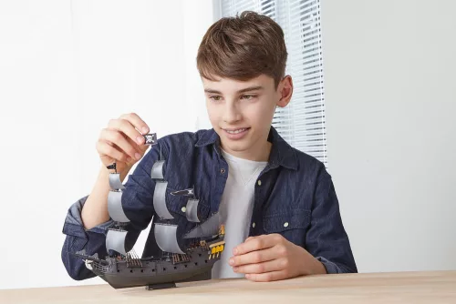 Revell Black Pearl – 1:150 vitorláshajó makett