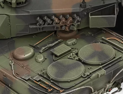 Revell Gift Set 70 Years Bundeswehr: Leopard 2 A6A2 (Exclusive Edition) – 1:35 harckocsi makett