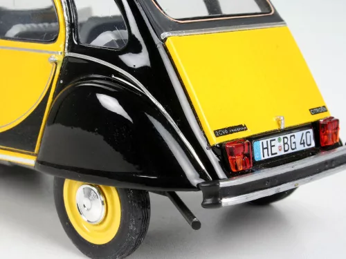 Revell Citroen 2CV Charleston – 1:24 autó makett