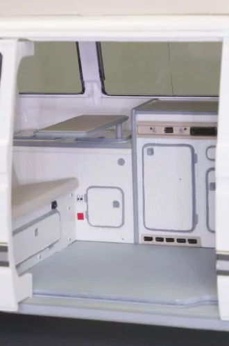 Revell Volkswagen T3 Camper – 1:25 kisbusz makett