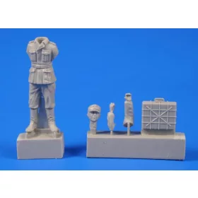 CMK German WWII Soldier with Grenade Case – figura makett
