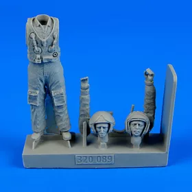   Aerobonus Soviet Pilot with life jacket-the Cold War period – 1:32 figura makett