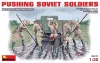 MiniArt Pushing Soviet Soldiers – 1:35 figura makett