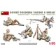 MiniArt Soviet Soldiers Taking a Break – 1:35 figura makett
