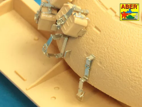 Aber Models Mounts for additional ammunition boxes used on Soviet tanka like: T-54; T-55 or T-62 - T-54 / T-55 / T-62 – kiegészítő lőszerládák tartói