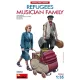 MiniArt Refugees. Musician Family – 1:35 figura makett