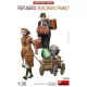 MiniArt Refugees. Teachers Family – 1:35 figura makett