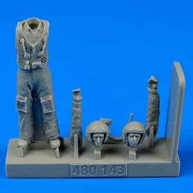   Aerobonus Soviet Pilot with life jacket-the Cold War period – 1:48 figura makett