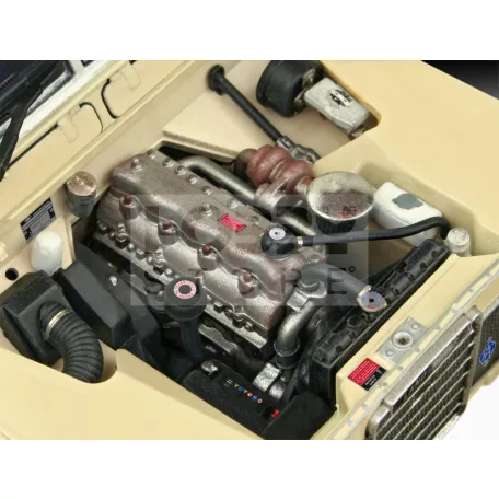 Revell Gift Set Land Rover Series III LWB 1:24 autó makett 67056R