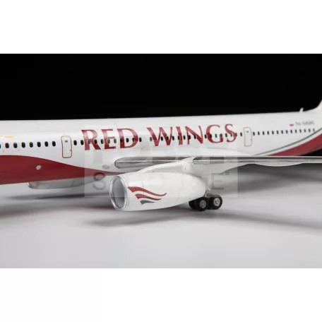 Zvezda Tupoljev TU 204/100 makett 1:144 (7023Z)