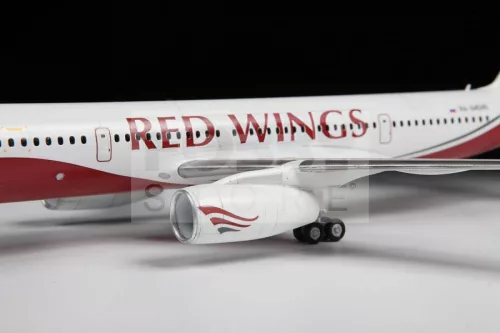 Zvezda Tupoljev TU 204/100 makett 1:144 (7023Z)