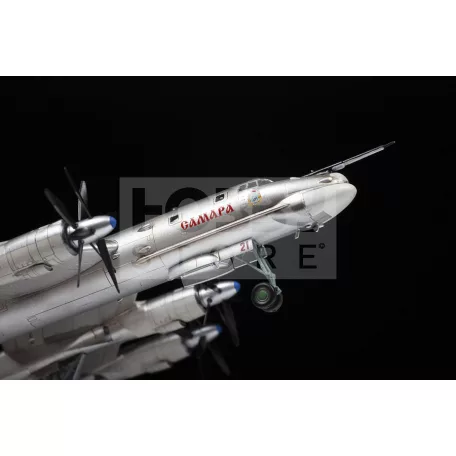 Zvezda Tu-95 Soviet turboprop strategic bomber makett 1:144 (7038Z)