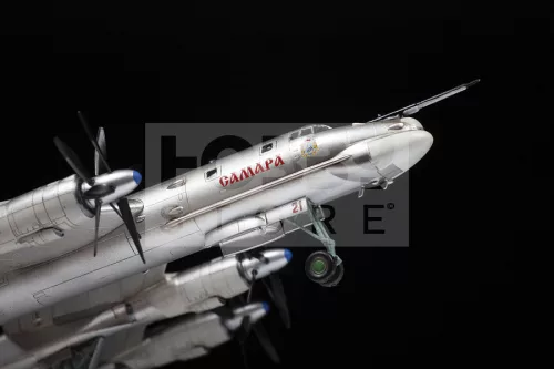 Zvezda Tu-95 Soviet turboprop strategic bomber makett 1:144 (7038Z)