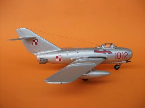 MisterCraft MiG-15 Fagot 1:72 repülőgép makett – MisterCraft B-49
