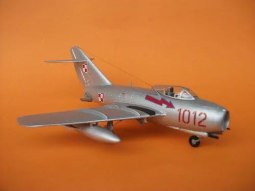 MisterCraft MiG-15 Fagot 1:72 repülőgép makett – MisterCraft B-49