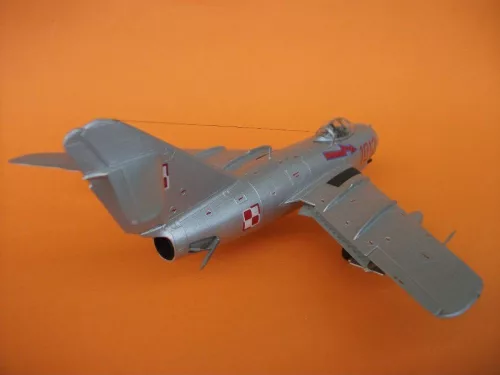 MisterCraft MiG-15 Fagot 1:72 repülőgép makett – MisterCraft B-49