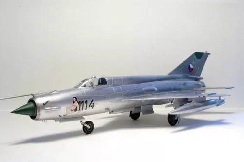 MisterCraft MiG-21MA 1:72 repülőgép makett – MisterCraft C-17