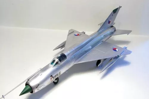 MisterCraft MiG-21MA 1:72 repülőgép makett – MisterCraft C-17