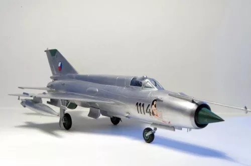 MisterCraft MiG-21MA 1:72 repülőgép makett – MisterCraft C-17