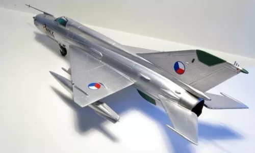 MisterCraft MiG-21MA 1:72 repülőgép makett – MisterCraft C-17