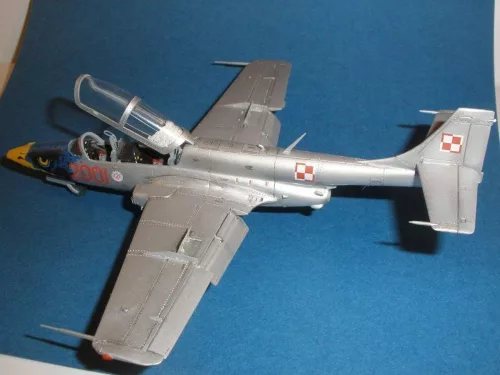 MisterCraft TS-11 White Eagle Iskra 1:72 repülőgép makett – MisterCraft C-18