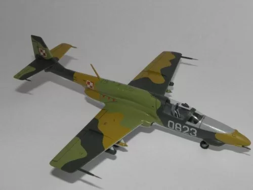 MisterCraft TS-11 Iskra 200BR 1:72 repülőgép makett – MisterCraft C-21