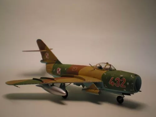 MisterCraft MiG-17 PF Radar Fresco 1:72 repülőgép makett – MisterCraft C-29