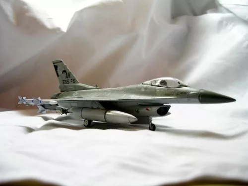 MisterCraft F-16C-40 Aviano A.B 1:72 repülőgép makett – MisterCraft D-90