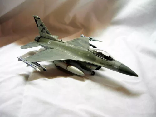 MisterCraft F-16C-40 Aviano A.B 1:72 repülőgép makett – MisterCraft D-90