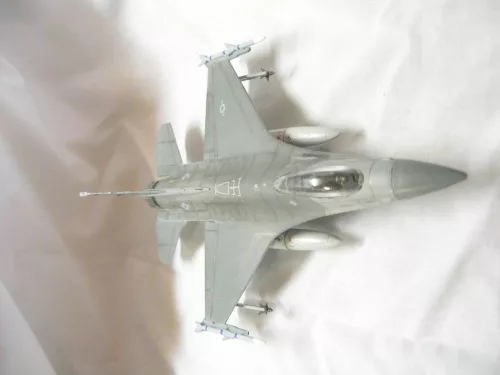 MisterCraft F-16C-40 Aviano A.B 1:72 repülőgép makett – MisterCraft D-90