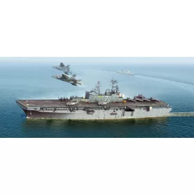 HobbyBoss USS Iwo Jima LHD-7 1:700 hajómakett