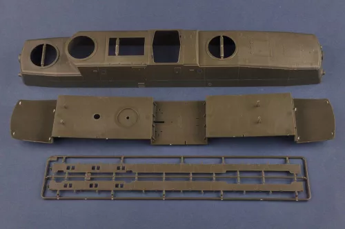 HobbyBoss szovjet MBV-2 páncélvonat késői KT-28 löveggel 1:35 vasúti makett
