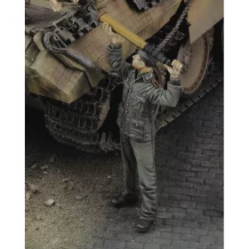 Royal Model German soldier loading ammo – figura makett