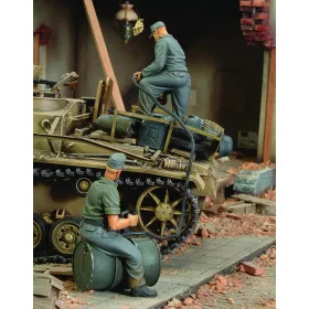   Royal Model German crew refuelling tank-2 fig.-WWII – figura makett