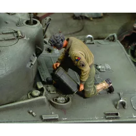   Royal Model U.S. CREW member refuelling tank - WWII – figura makett