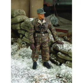   Royal Model German tanker in winter dress - WWII – 1:35 figura makett