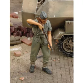   Royal Model German soldier cleaning rifle-WWII – figura makett
