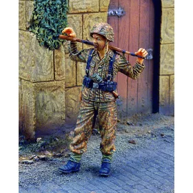   Royal Model SS Grenadier at rest1944 2 heads – figura makett