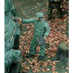   Royal Model German tanker getting mud-camouflage-WWII – figura makett