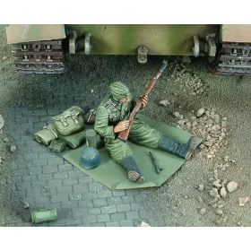   Royal Model German soldier cleans up his rifle-WWII – figura makett