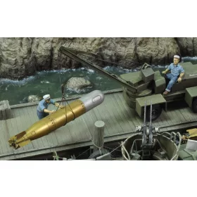   Royal Model U.S. sailors loading torpedo-WWII – figura makett