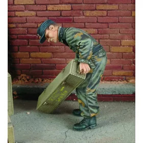   Royal Model King Tiger crewman with Italian Camouflage – figura makett
