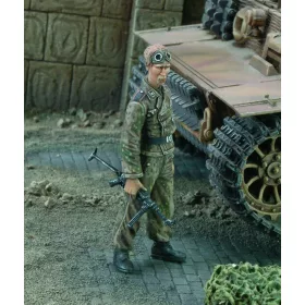   Royal Model SS-Unterscarfuhrer with MP-40 WWII – figura makett