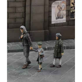 Royal Model Mother with her children – figura makett